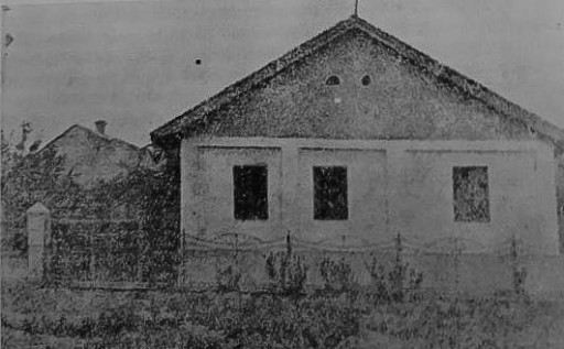 Stara školska zgrada niže gimnazije u privatnoj kući iza episkopskog dvora